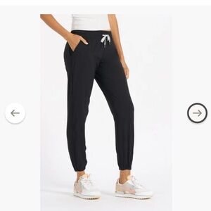 Vuori NWT Women’s Weekend Jogger size Medium Black VW422